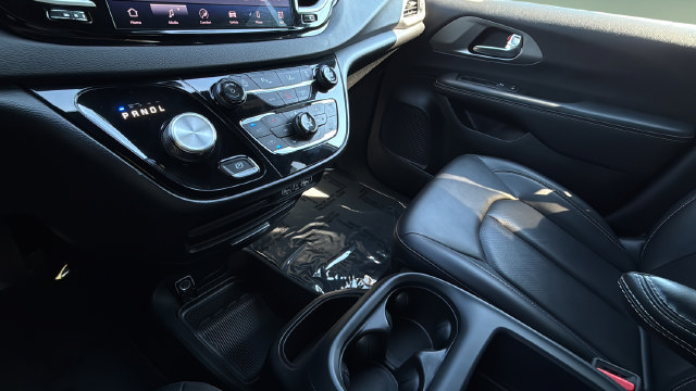 Used 2025 Chrysler Pacifica Select FWD image 14