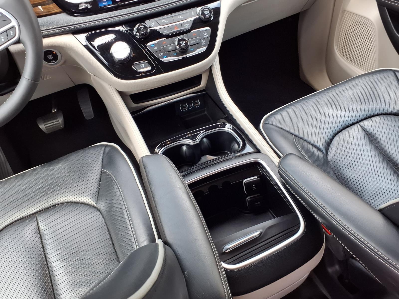 Certified 2023 Chrysler Pacifica Limited FWD image 13