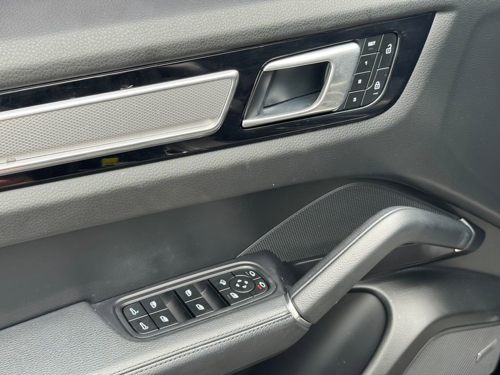 Used 2023 Porsche Cayenne Platinum Edition AWD/4WD image 14