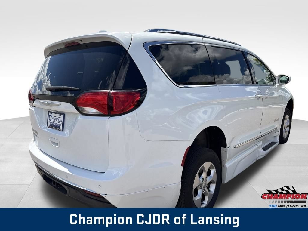 Used 2017 Chrysler Pacifica Touring-L Plus FWD image 8