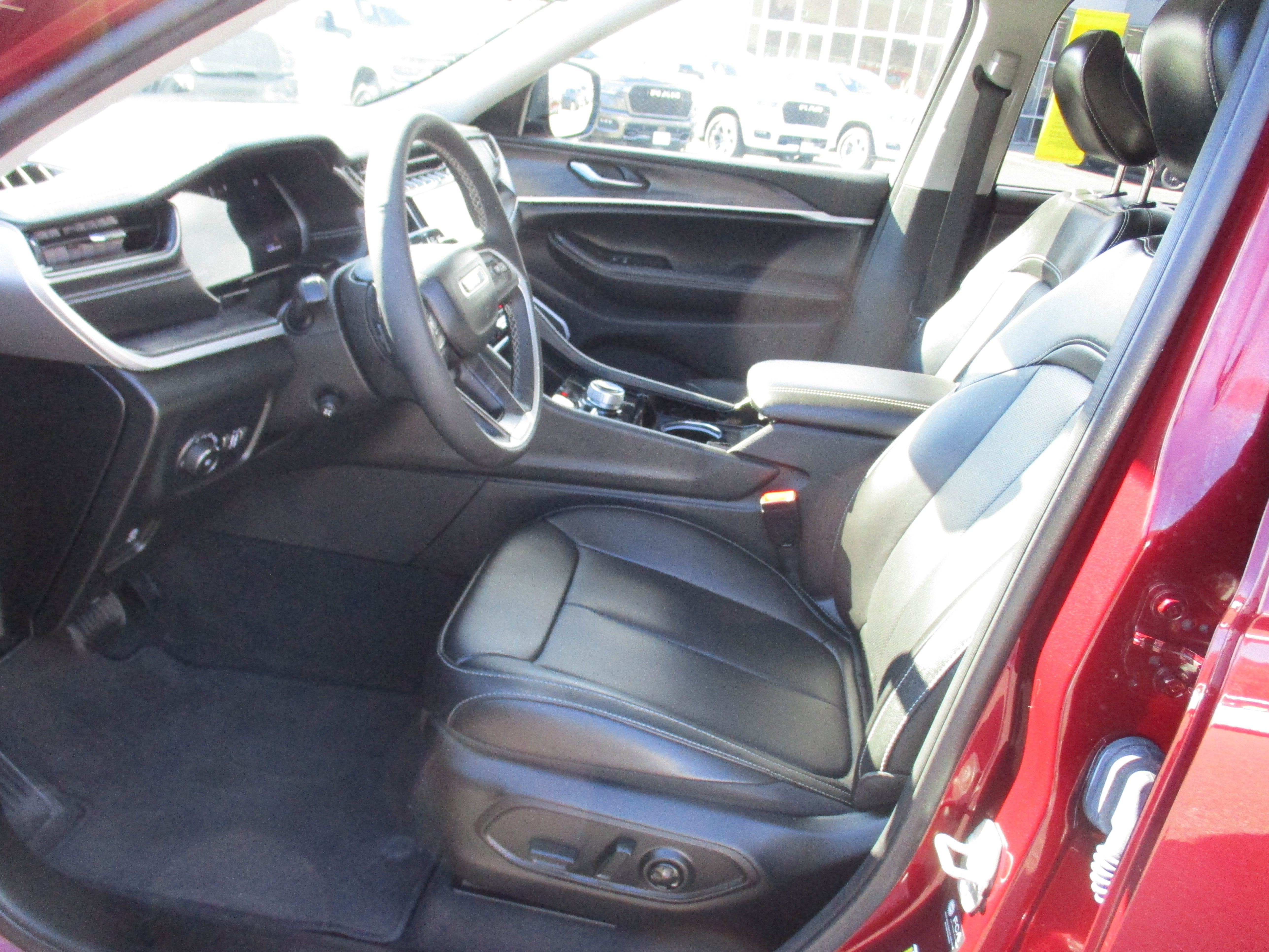 Used 2023 Jeep Grand Cherokee Limited w/ Luxury Tech Group II AWD/4WD image 11