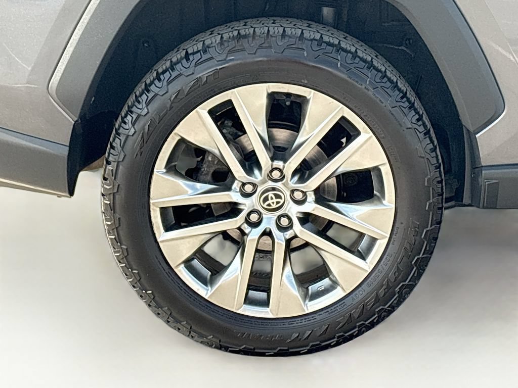 Used 2021 Toyota RAV4 XLE Premium AWD/4WD image 33