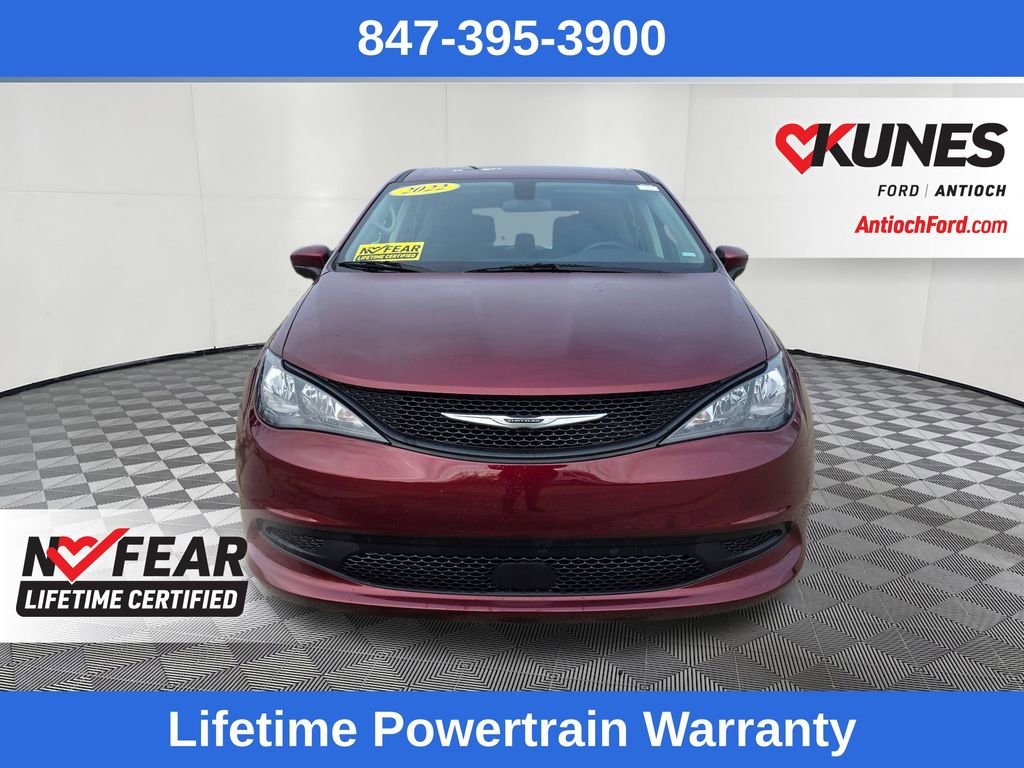 Used 2022 Chrysler Voyager LX image 2