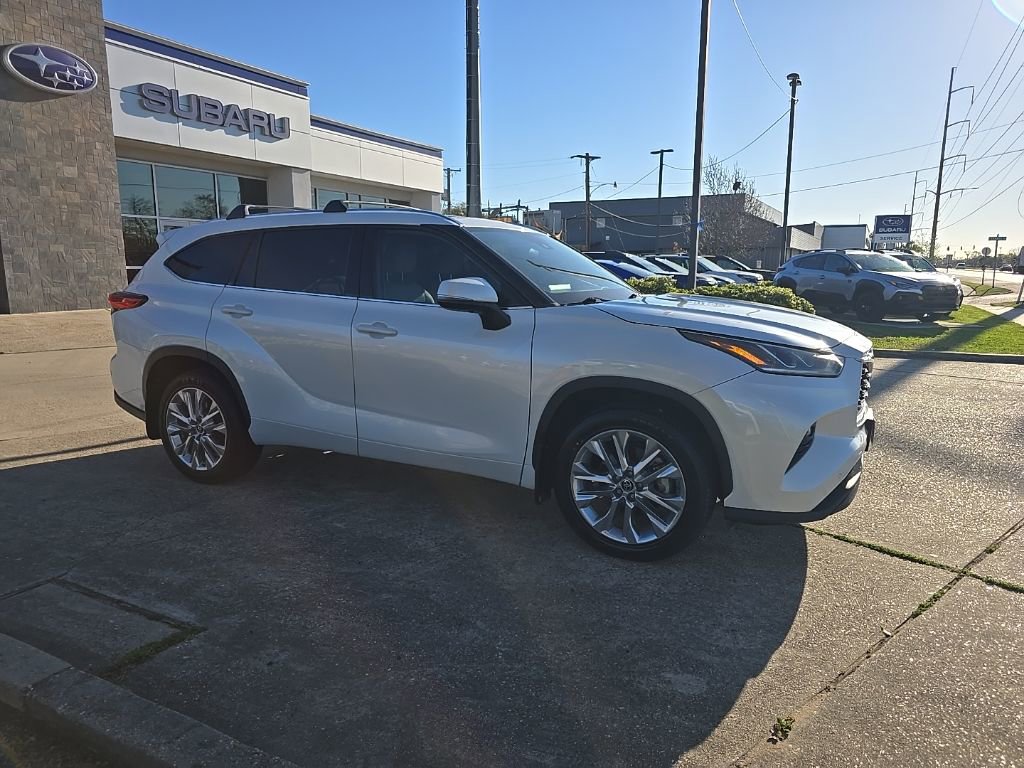 Used 2023 Toyota Highlander Limited FWD image 2