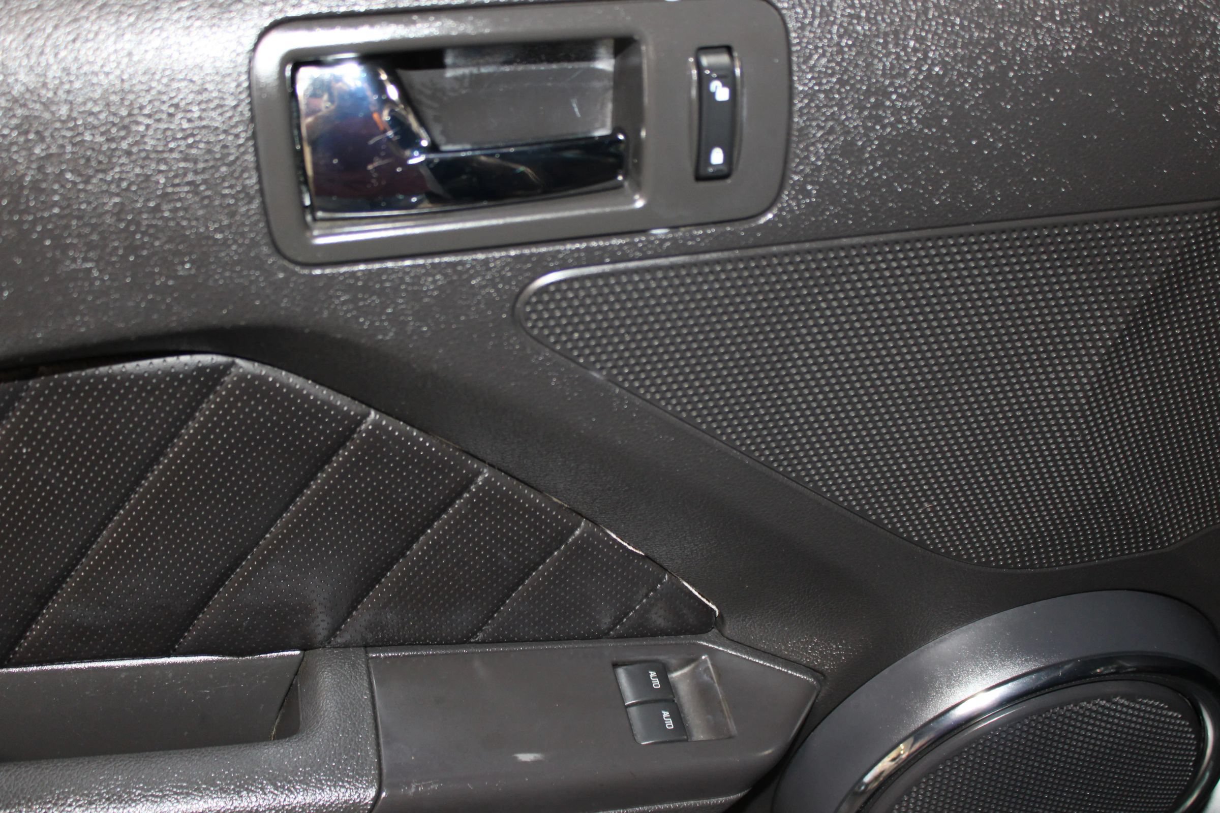 Used 2010 Ford Mustang Coupe RWD image 9