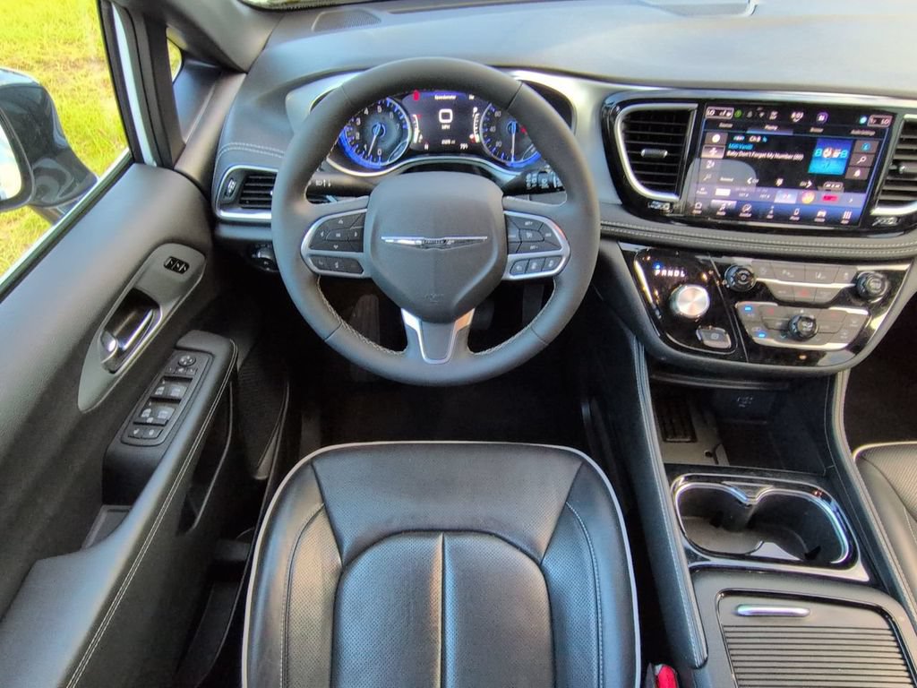 Used 2026 Chrysler Pacifica Limited FWD image 16