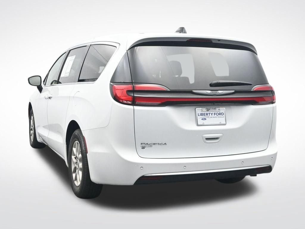 Used 2025 Chrysler Pacifica Select FWD image 9