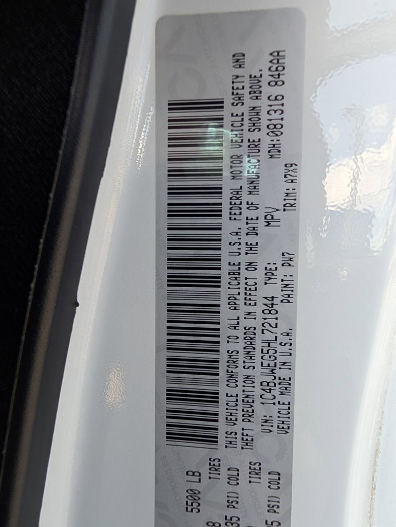 Used 2017 Jeep Wrangler Unlimited Sahara w/ Connectivity Group image 32