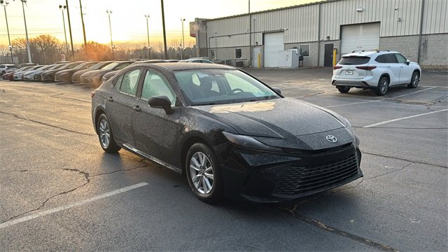 Used 2025 Toyota Camry LE image 27