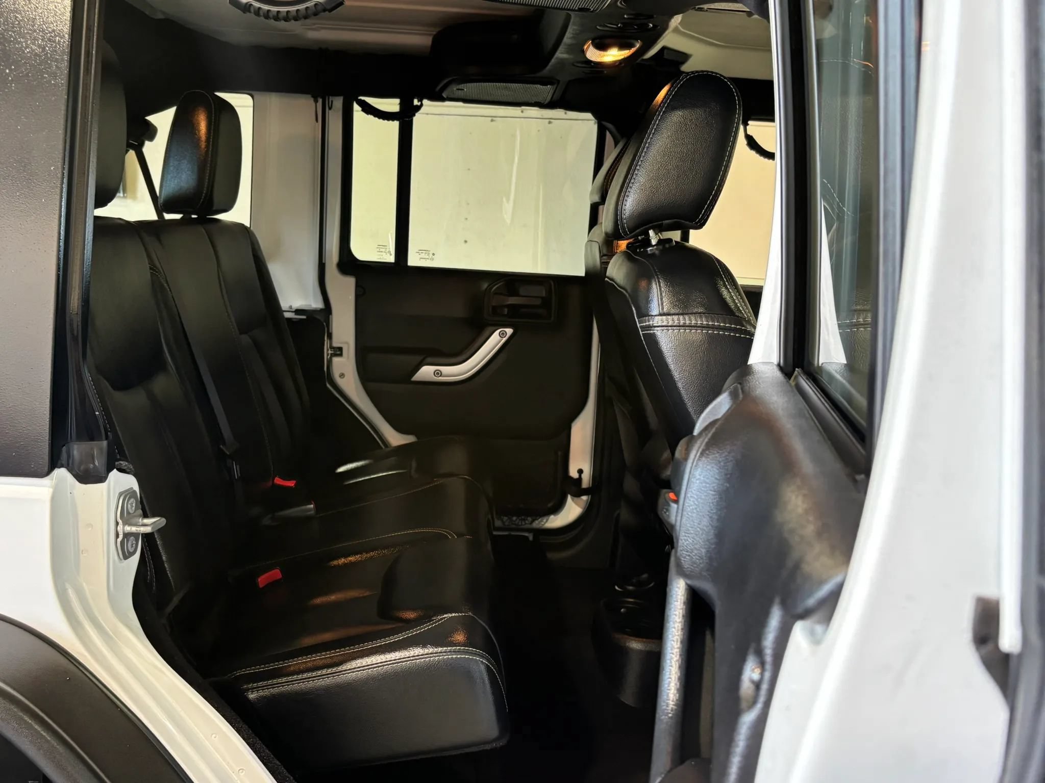 Used 2015 Jeep Wrangler Unlimited Rubicon w/ Connectivity Group AWD/4WD image 12