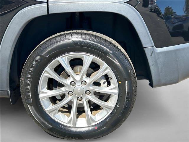 Used 2019 Jeep Cherokee Latitude w/ Popular Appearance Group FWD image 28