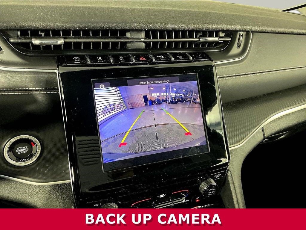 Used 2023 Jeep Grand Cherokee Laredo AWD/4WD image 14