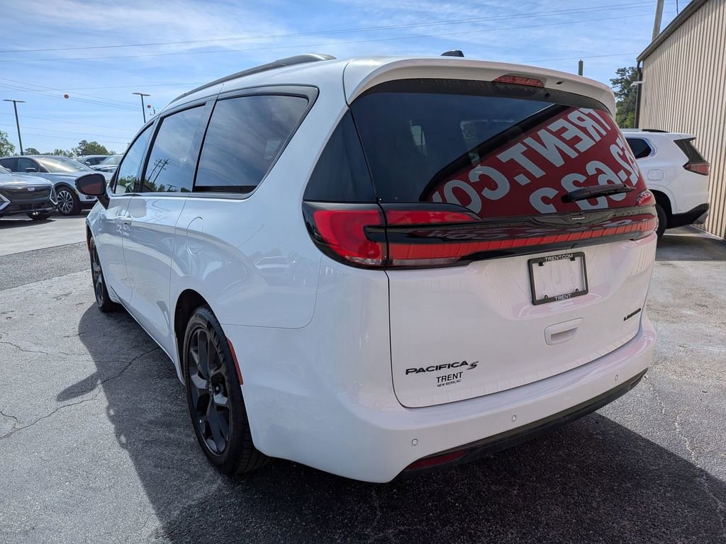 Used 2025 Chrysler Pacifica Limited image 3