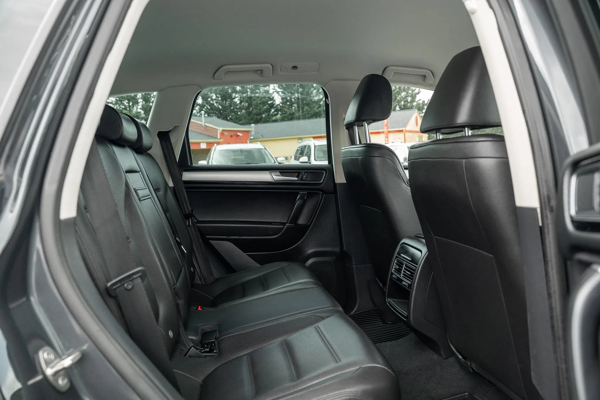 Used 2016 Volkswagen Touareg Sport AWD/4WD image 11