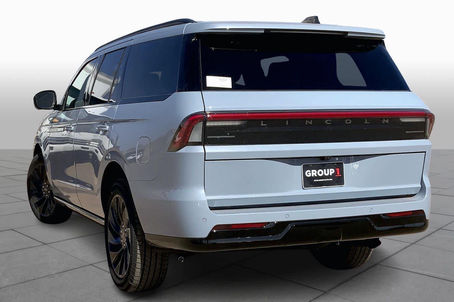 New 2026 Lincoln Navigator Reserve w/ Jet Appearance Package AWD/4WD image 12
