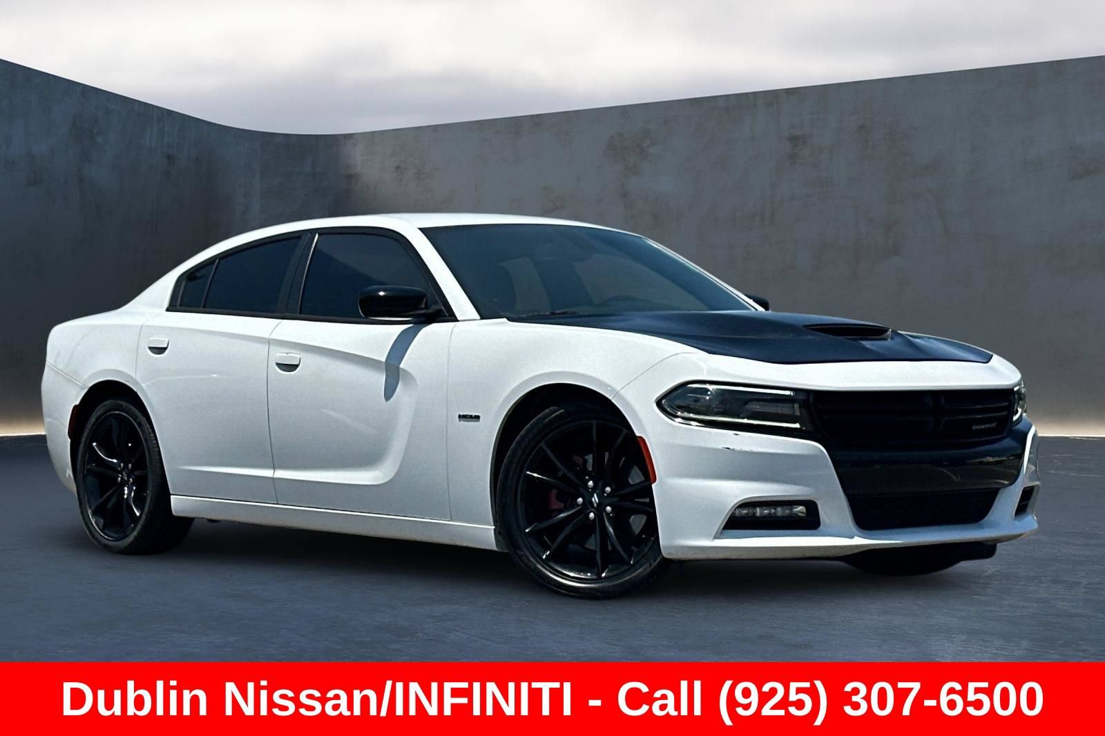 Used 2018 Dodge Charger R/T w/ Blacktop Package RWD image 2