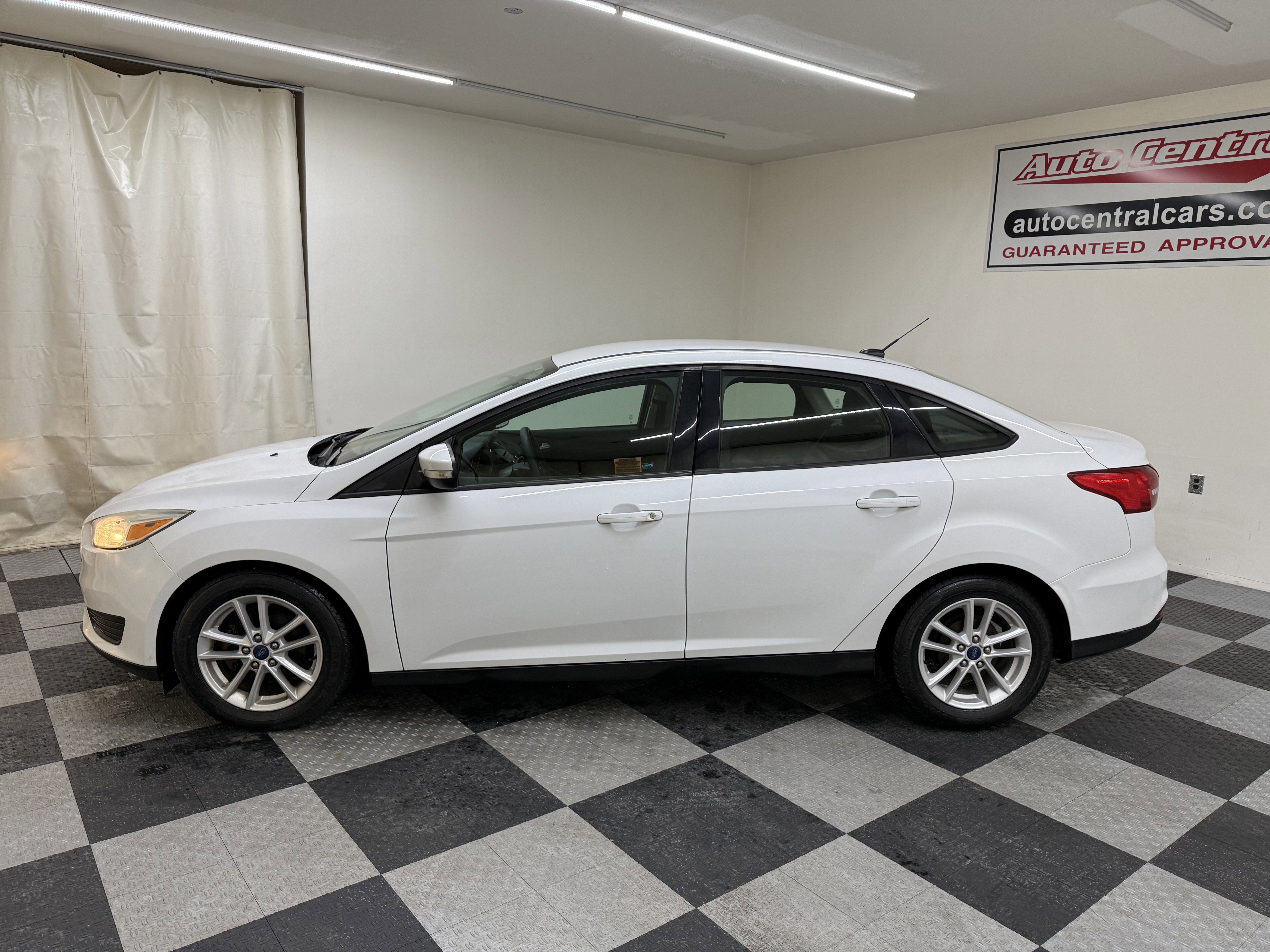Used 2017 Ford Focus SE image 3
