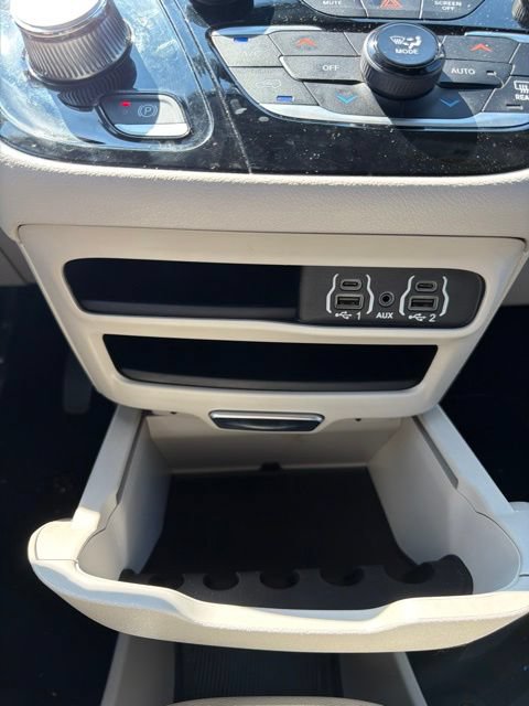 Used 2024 Chrysler Pacifica Touring-L FWD image 17