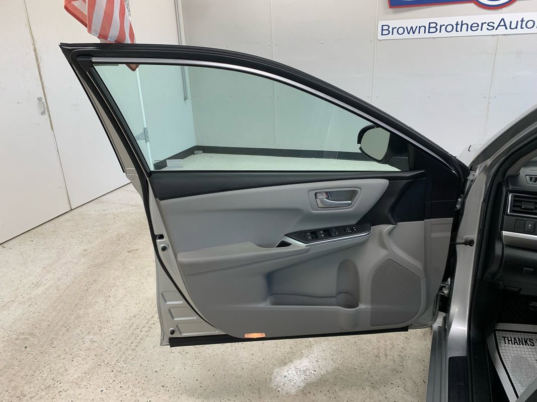 Used 2017 Toyota Camry SE w/ Moonroof Package image 15