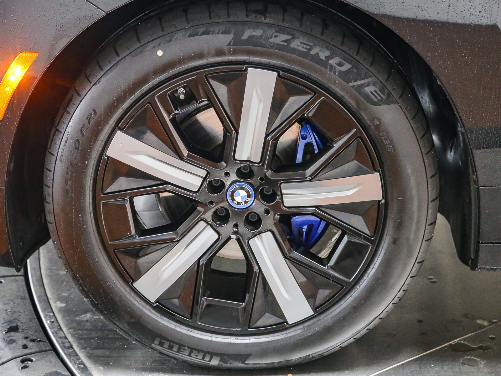 Used 2023 BMW iX xDrive50 w/ Premium Package AWD/4WD image 10