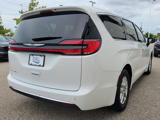 Used 2024 Chrysler Pacifica Touring-L FWD image 6