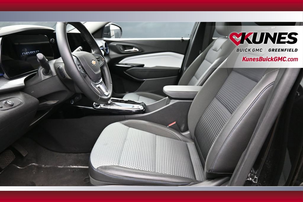 Used 2025 Chevrolet Trax LT w/ LT Convenience Package FWD image 14