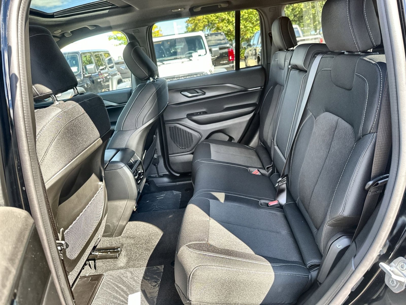 New 2025 Jeep Grand Cherokee Laredo X w/ Luxury Tech Group I image 24