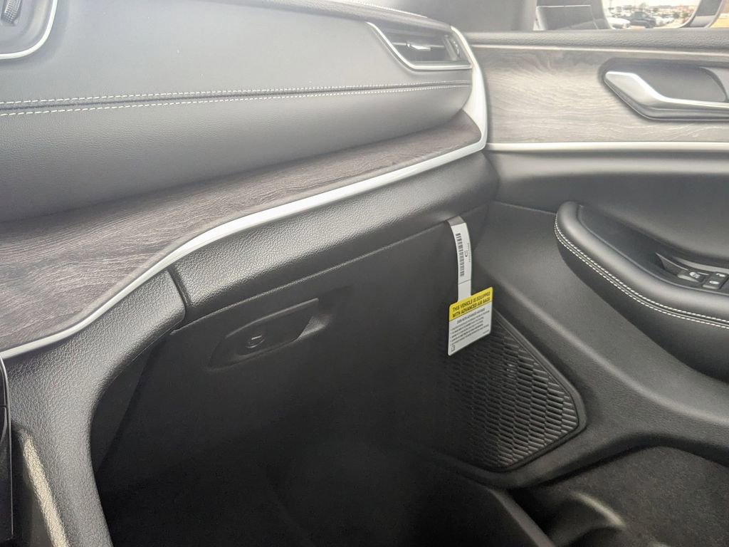 New 2025 Jeep Grand Cherokee L Limited w/ Trailer Tow Package image 27