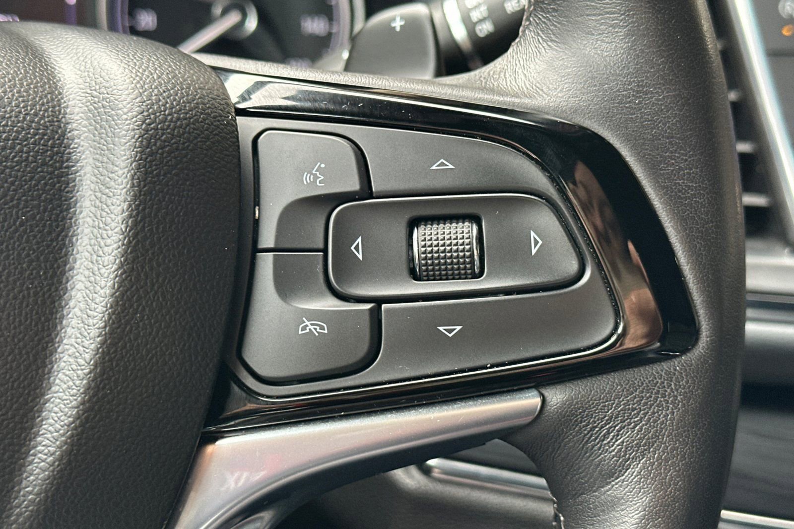 Certified 2023 Buick Enclave Essence w/ Sport Touring Edition image 33