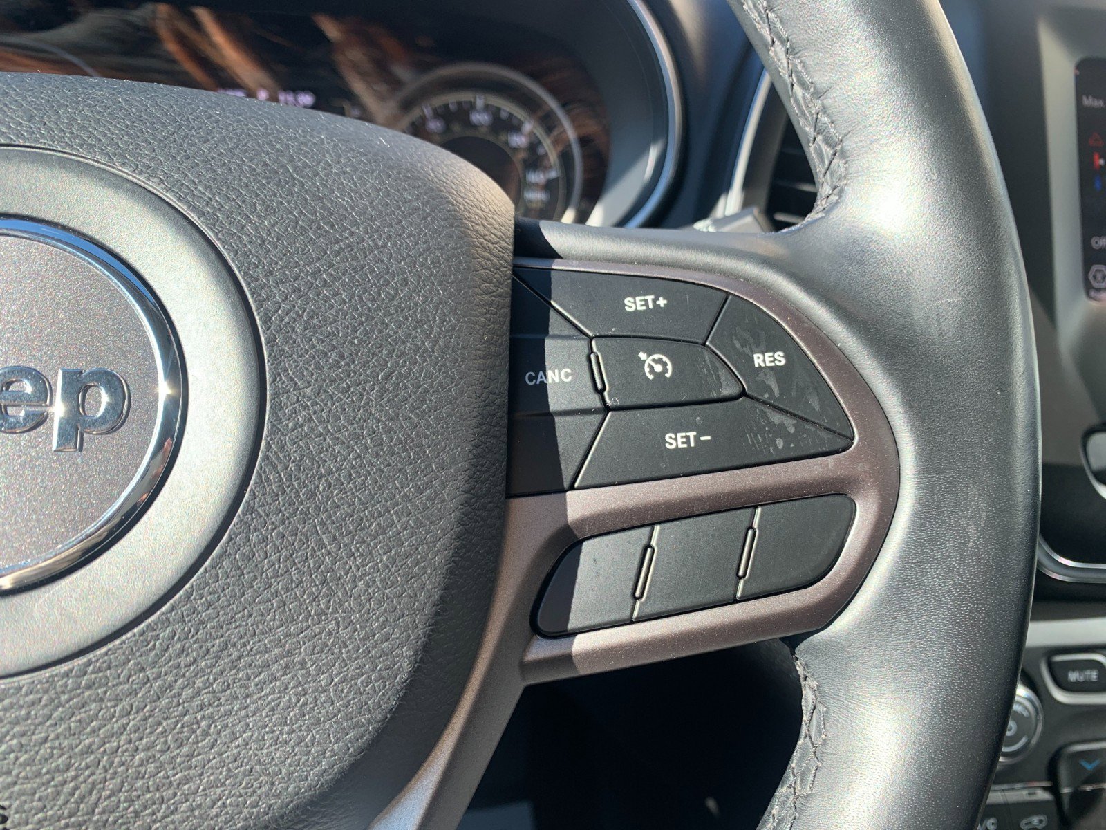 Used 2019 Jeep Cherokee Latitude Plus w/ Cold Weather Group image 18