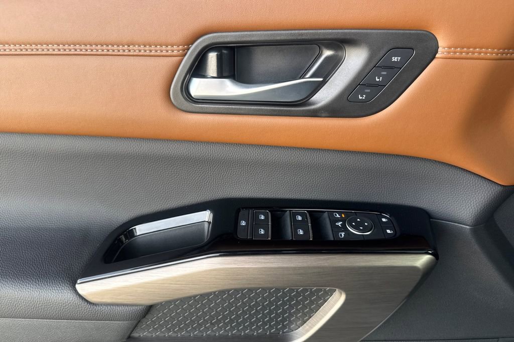 Used 2025 Nissan Pathfinder Platinum w/ Cargo Package AWD/4WD image 10