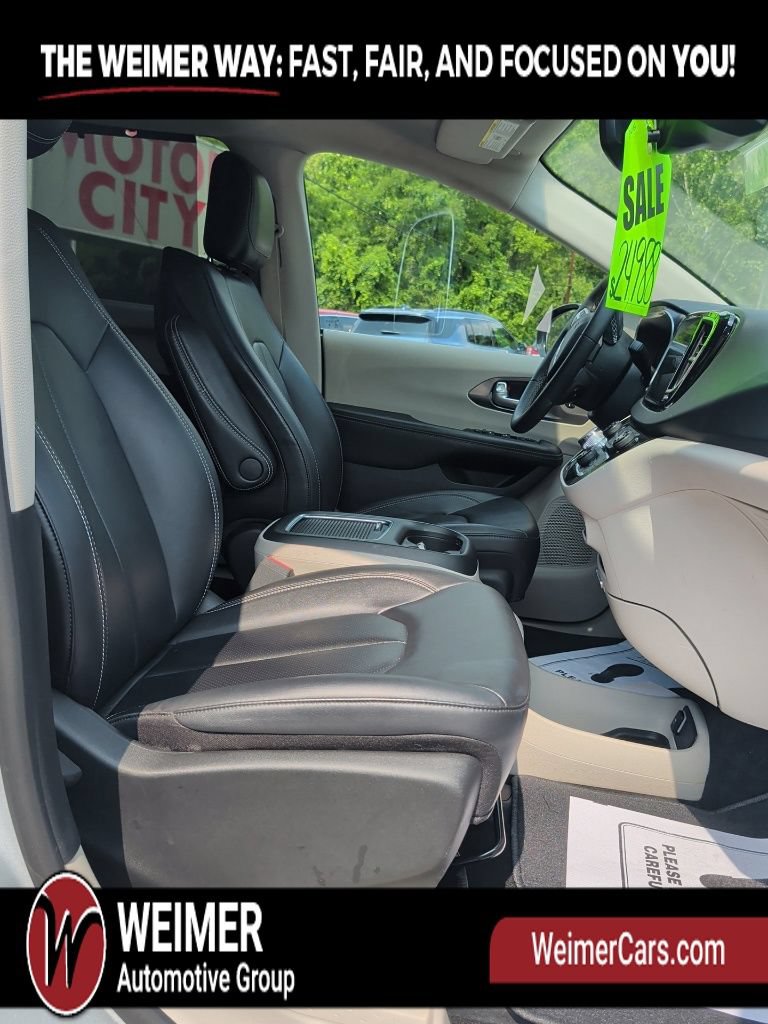 Used 2024 Chrysler Pacifica Touring-L FWD image 22