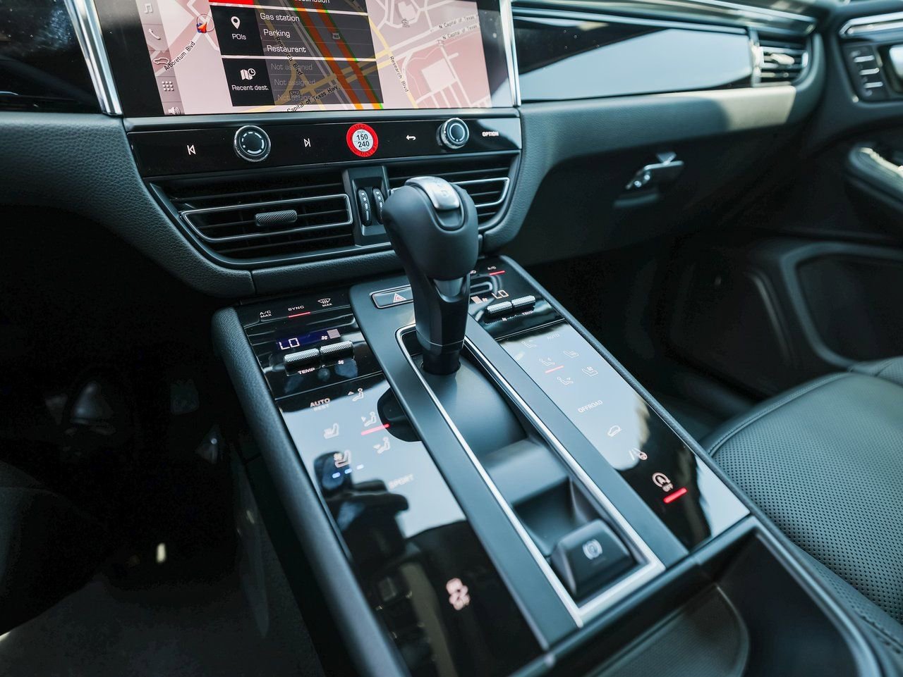 Certified 2025 Porsche Macan AWD/4WD image 20