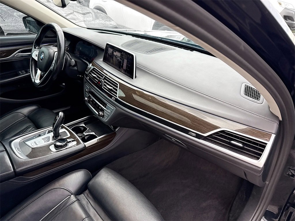 Used 2022 BMW 750i xDrive w/ Executive Package image 34