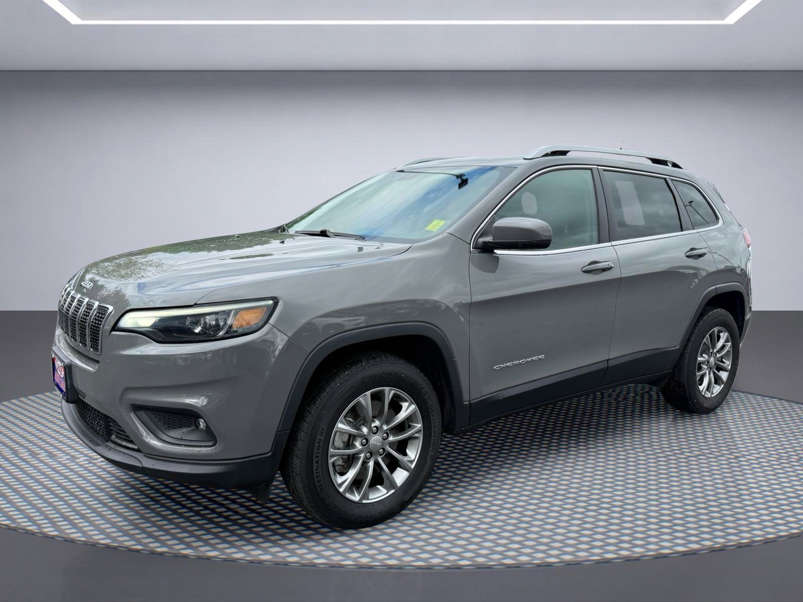 Used 2019 Jeep Cherokee Latitude Plus w/ Cold Weather Group AWD/4WD image 1