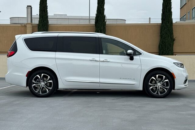 New 2026 Chrysler Pacifica Pinnacle image 3