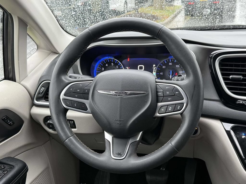 Used 2023 Chrysler Pacifica Touring-L FWD image 19