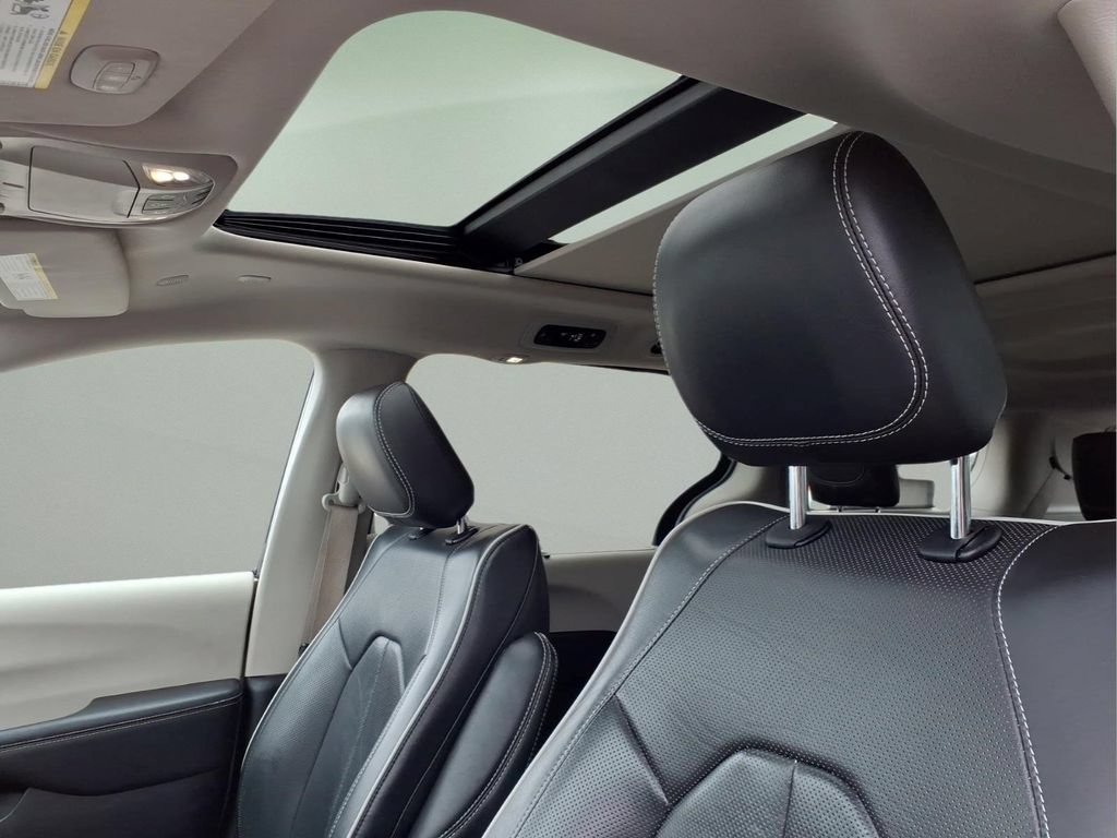 Used 2024 Chrysler Pacifica Limited FWD image 3