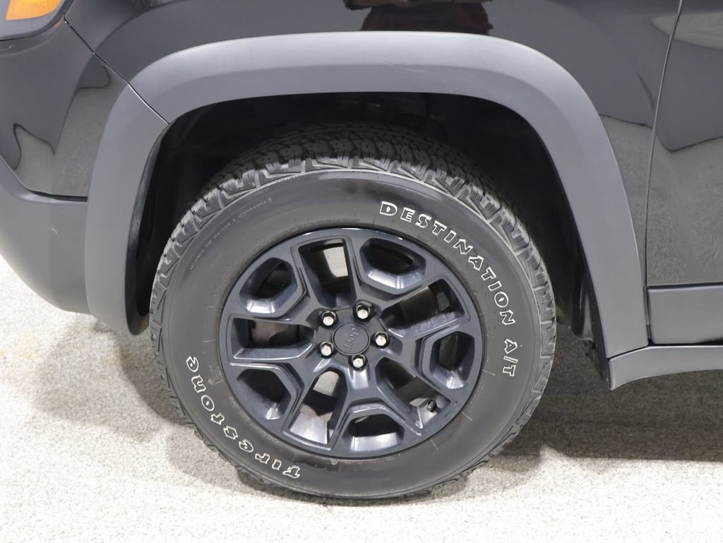 Used 2020 Jeep Cherokee Trailhawk w/ Cold Weather Group AWD/4WD image 9