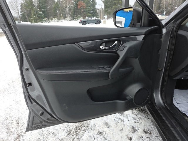 Used 2017 Nissan Rogue SV image 38