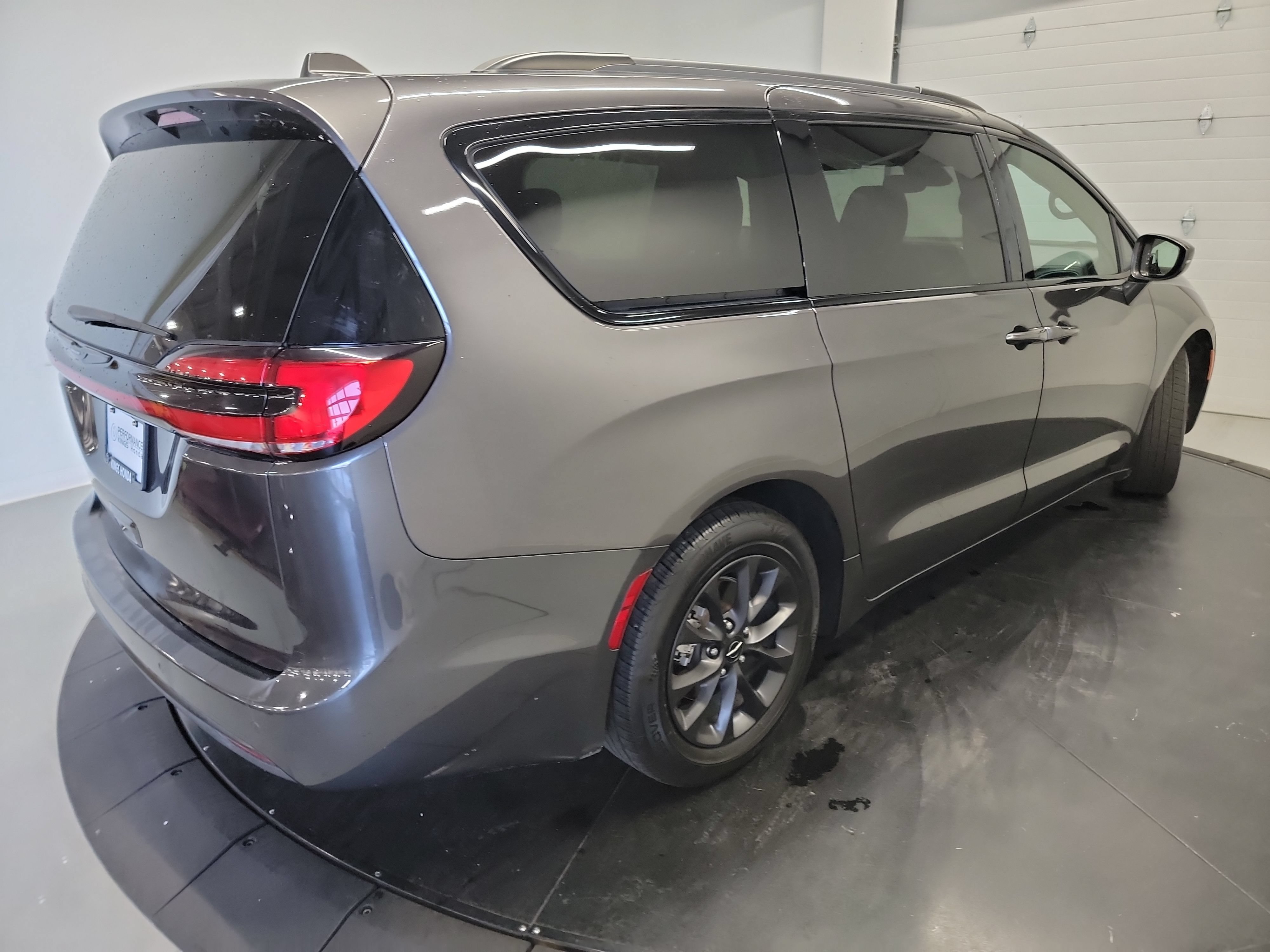 Used 2021 Chrysler Pacifica Touring-L w/ S Appearance Package FWD image 9
