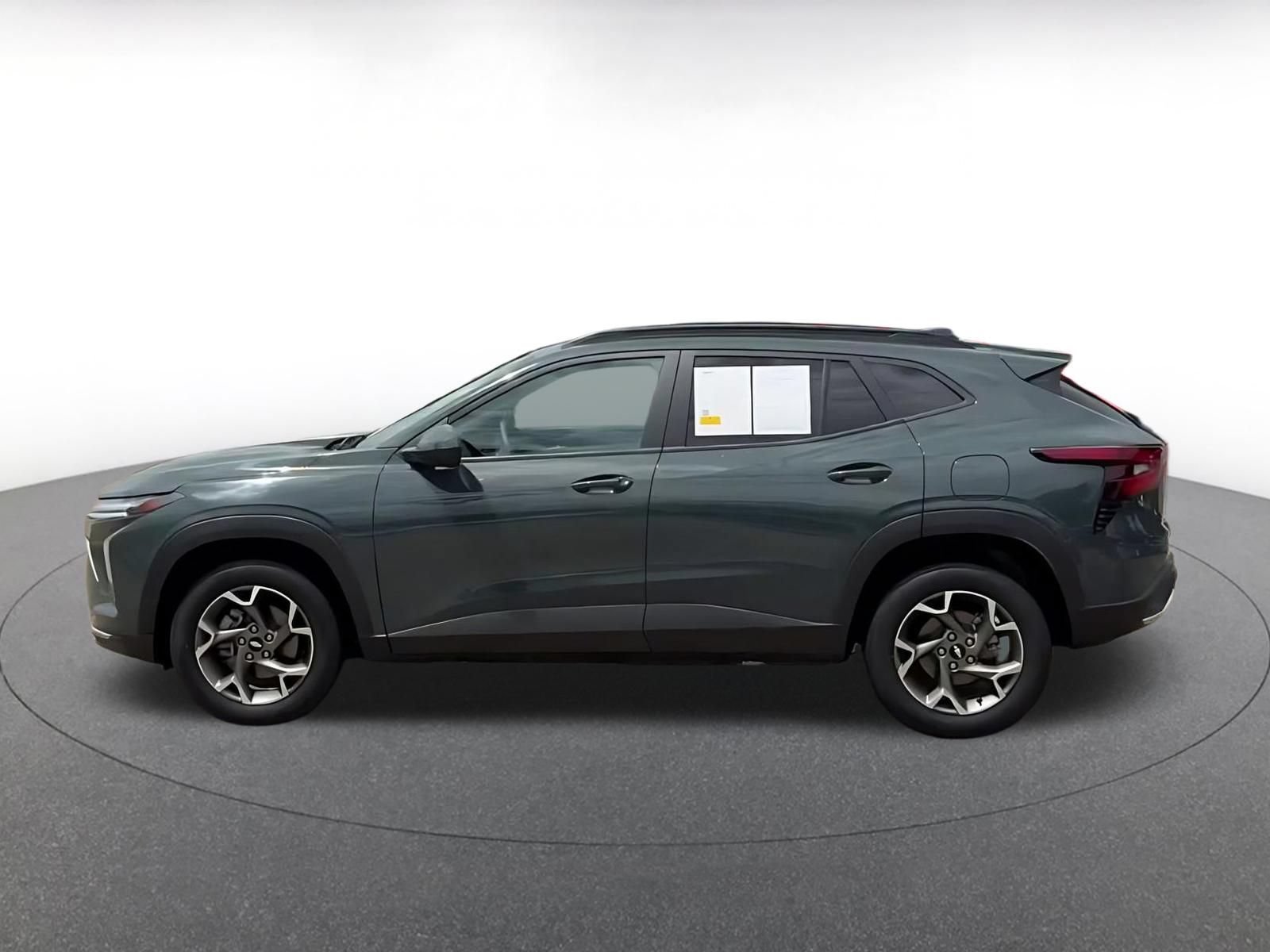 Used 2025 Chevrolet Trax LT FWD image 9