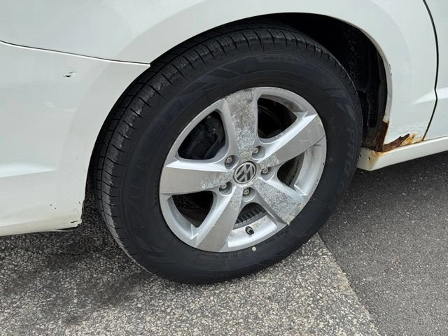 Used 2010 Volkswagen Routan SEL FWD image 38