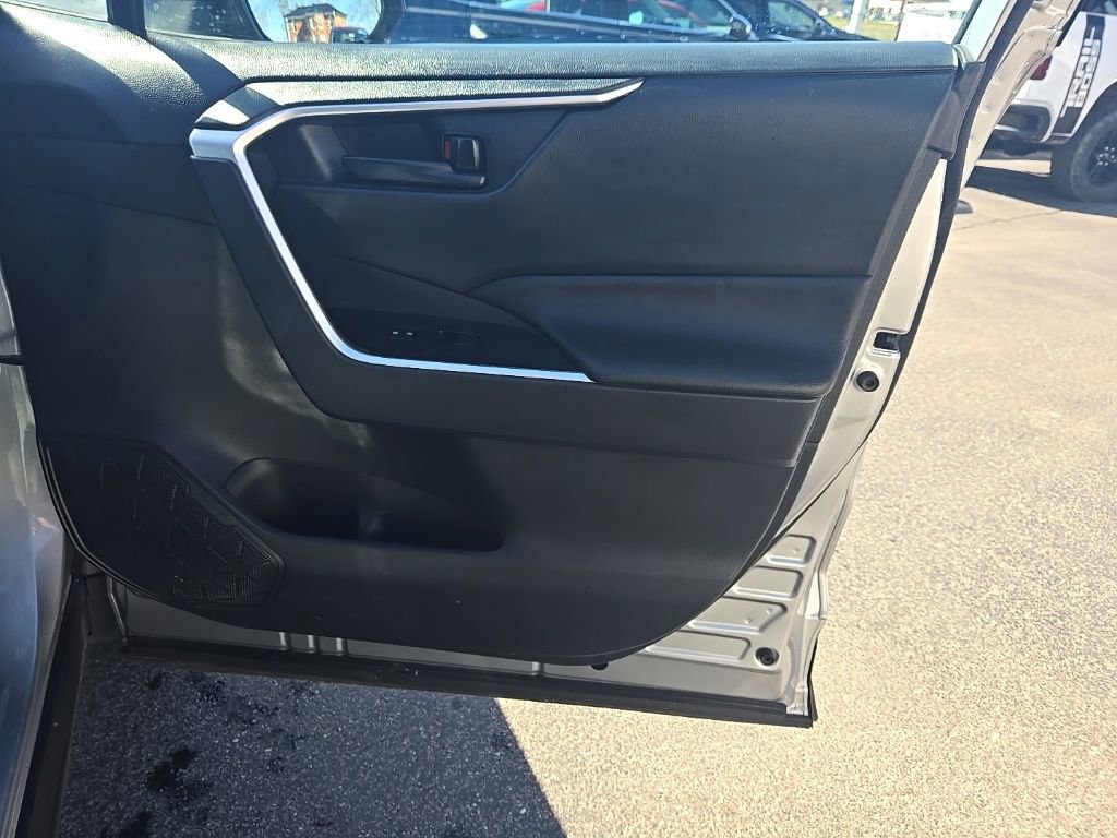 Used 2019 Toyota RAV4 LE image 30