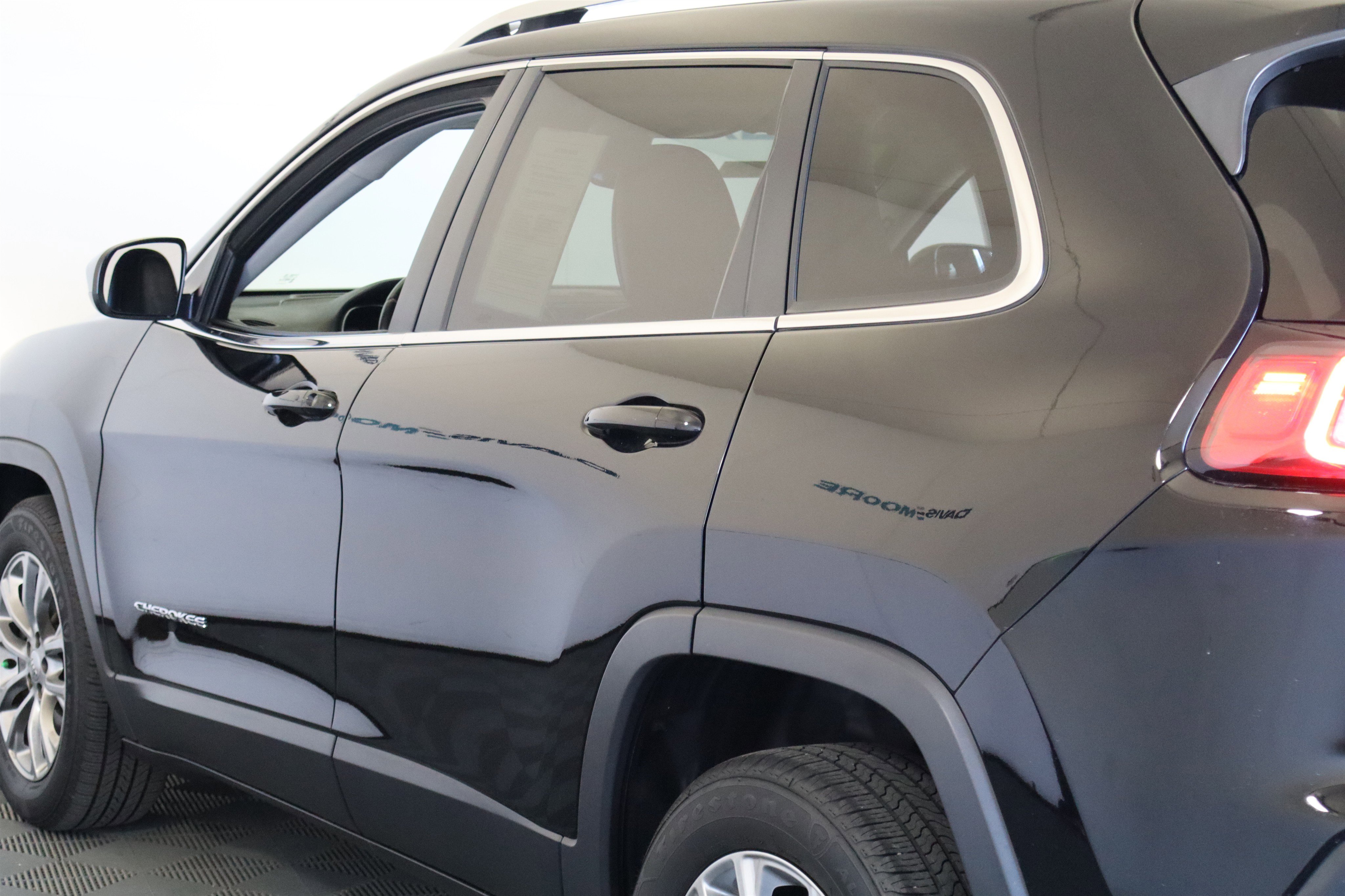 Used 2019 Jeep Cherokee Latitude Plus w/ Comfort/Convenience Group image 11