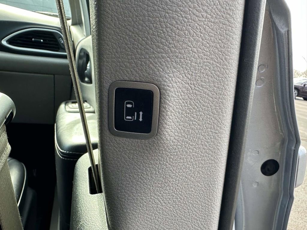 Used 2024 Chrysler Pacifica Touring-L image 8