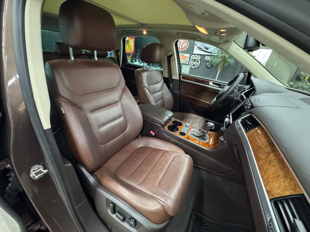 Used 2014 Volkswagen Touareg Sport image 21