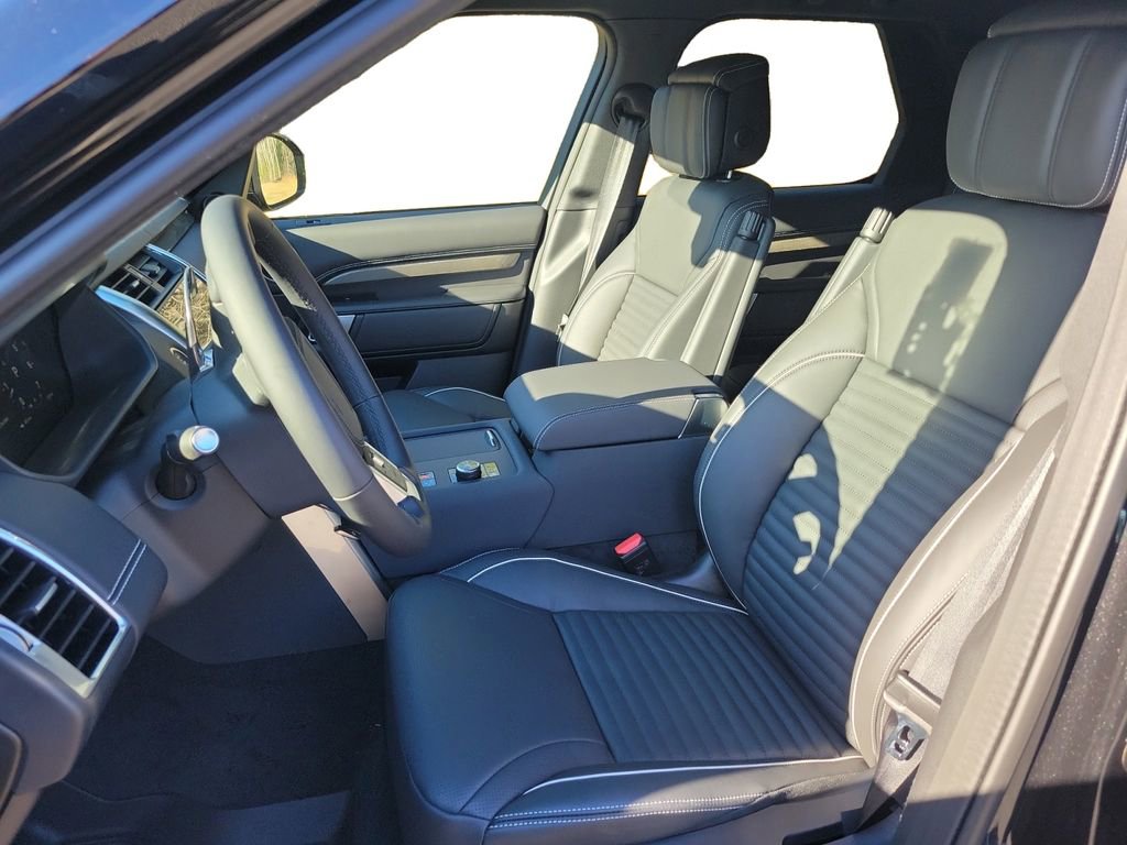 New 2024 Land Rover Discovery Metropolitan Edition image 13