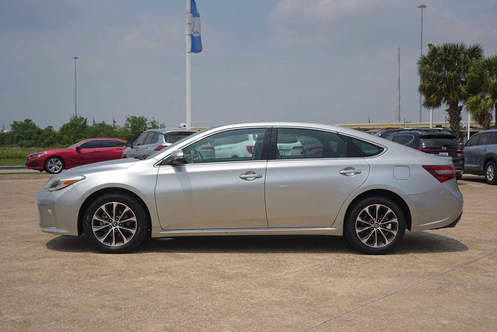 Used 2018 Toyota Avalon XLE FWD image 3