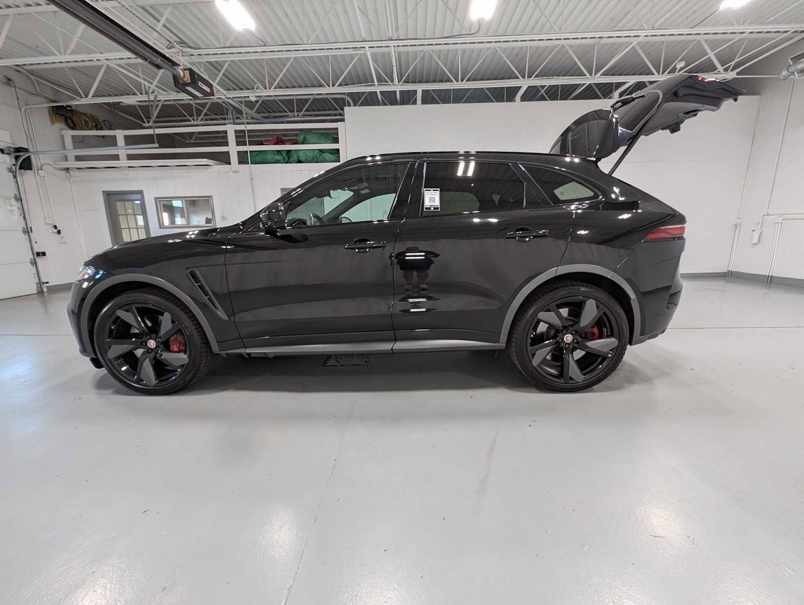 Used 2021 Jaguar F-PACE SVR image 11
